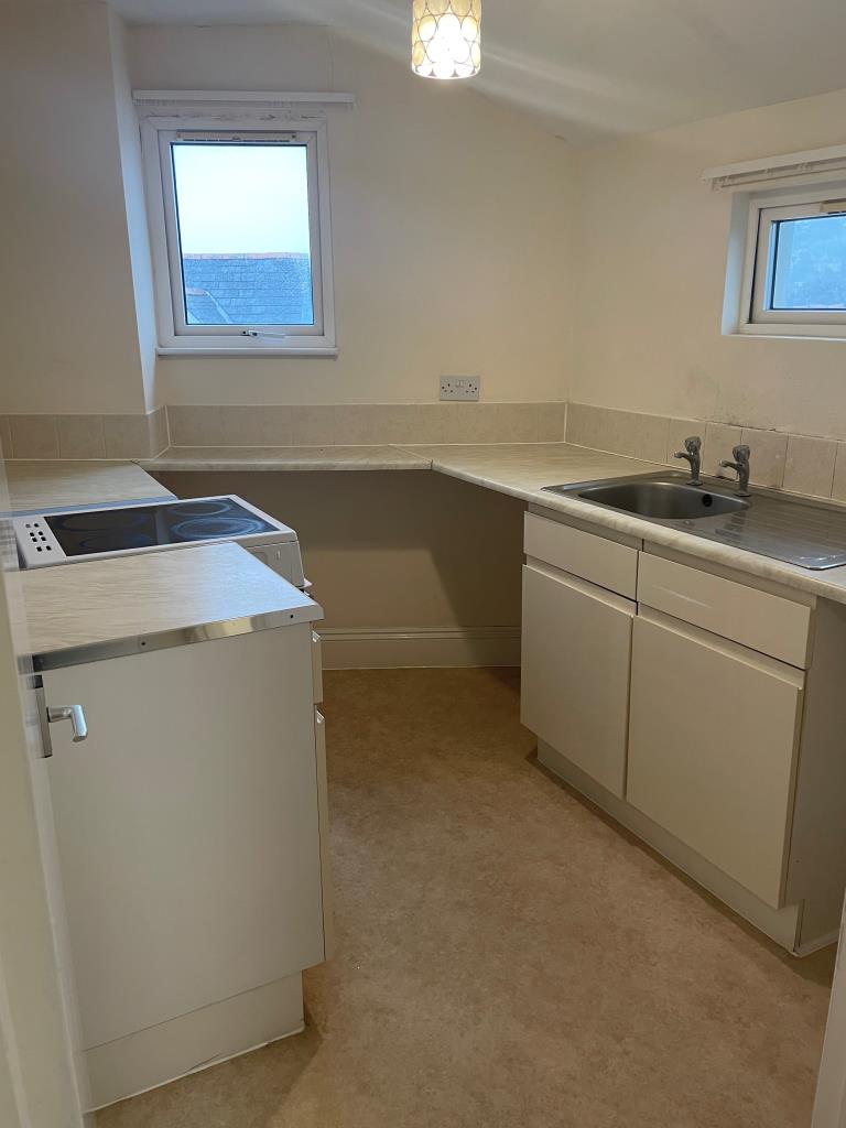 Lot: 78 - DETACHED BUILDING ARRANGED AS TWO FLATS -